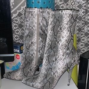 Wild Diva Queen &Slim-like Faux Snake Skin Boots